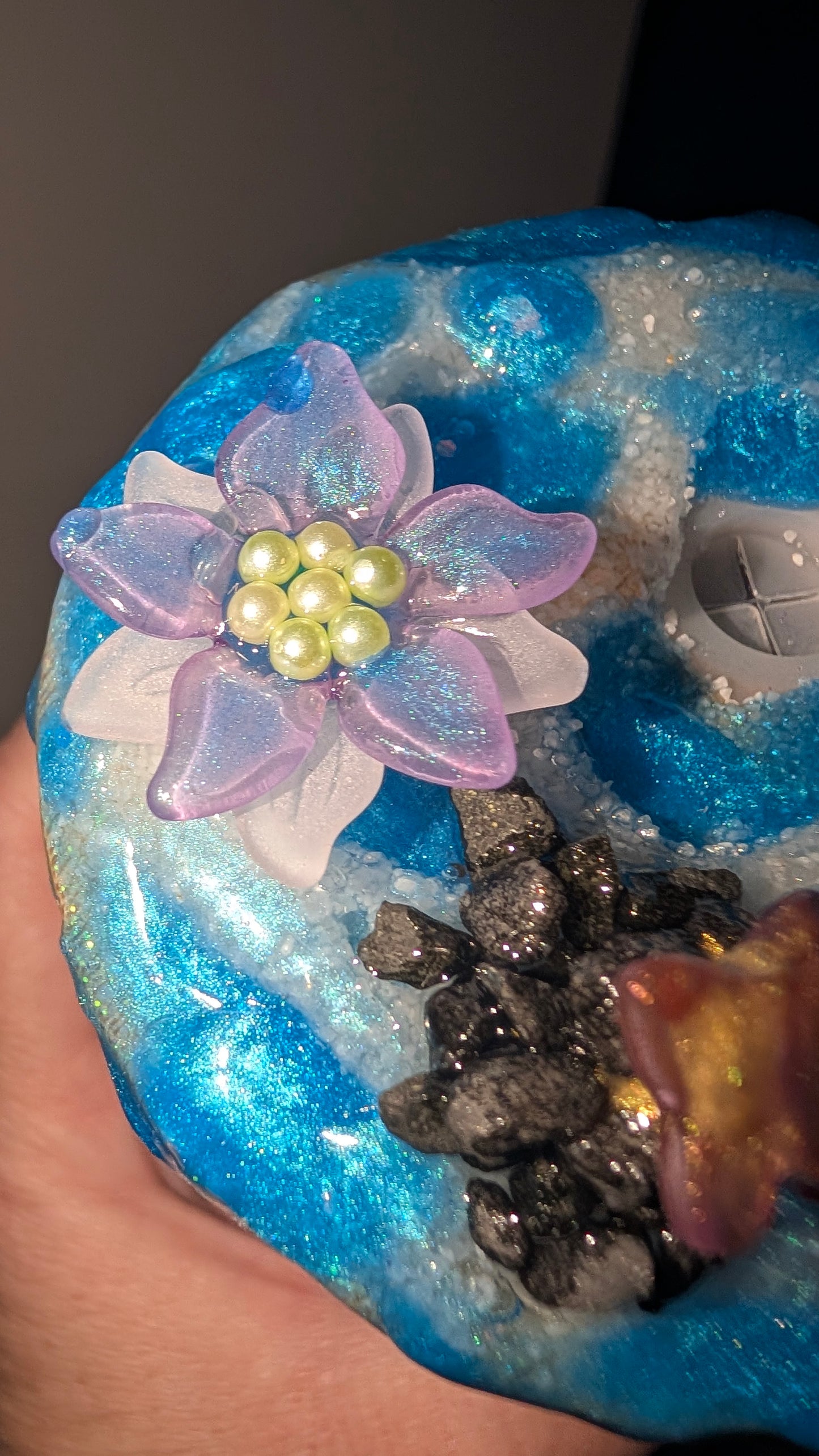 *25 oz Glass Beach Tumbler, Pink & blue flowers, For we walk by faith, not by sight. 2 Corinthians 5:7