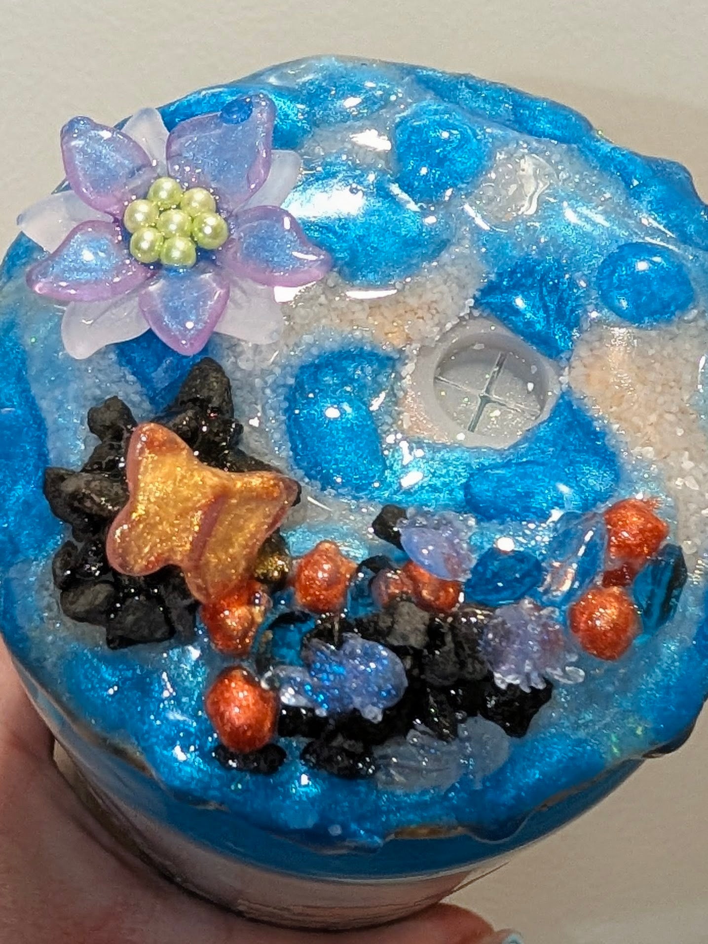 *25 oz Glass Beach Tumbler, Pink & blue flowers, For we walk by faith, not by sight. 2 Corinthians 5:7